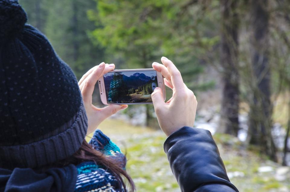samsung, galaxy, phone, mobile, screen, picture, photograph, photographer, hands, hat, jacket, winter, woman, girl